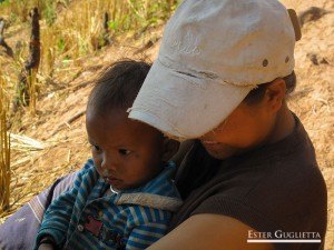 Madre con su hijo trabajando en el campo